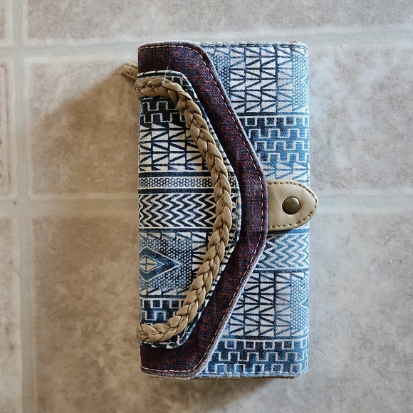 Multicolored fabric snap wallet in great condition. - Picture 3 of 4